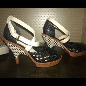 Liefsdottir strappy peep toes